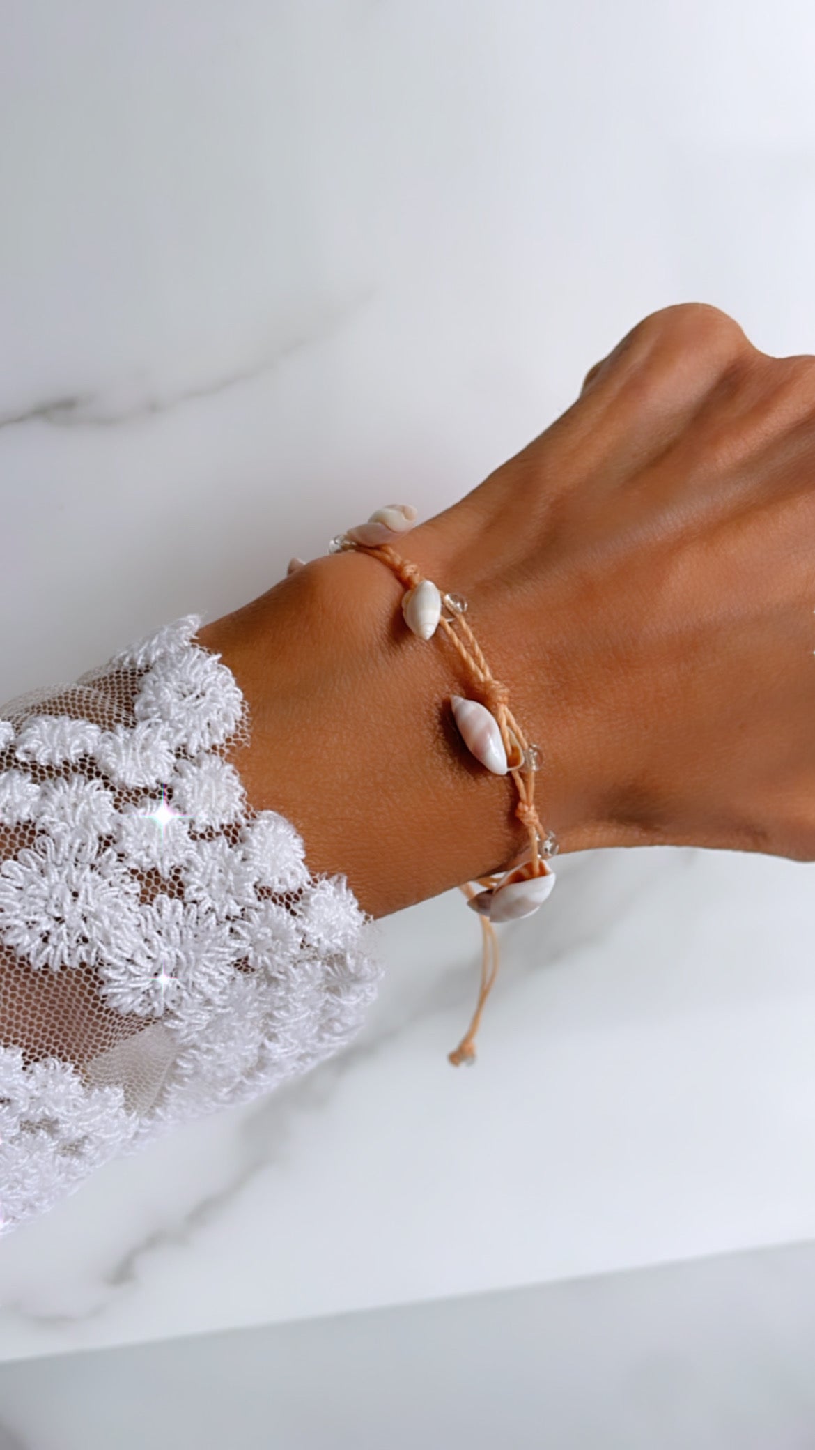 Pulsera hilo conchitas