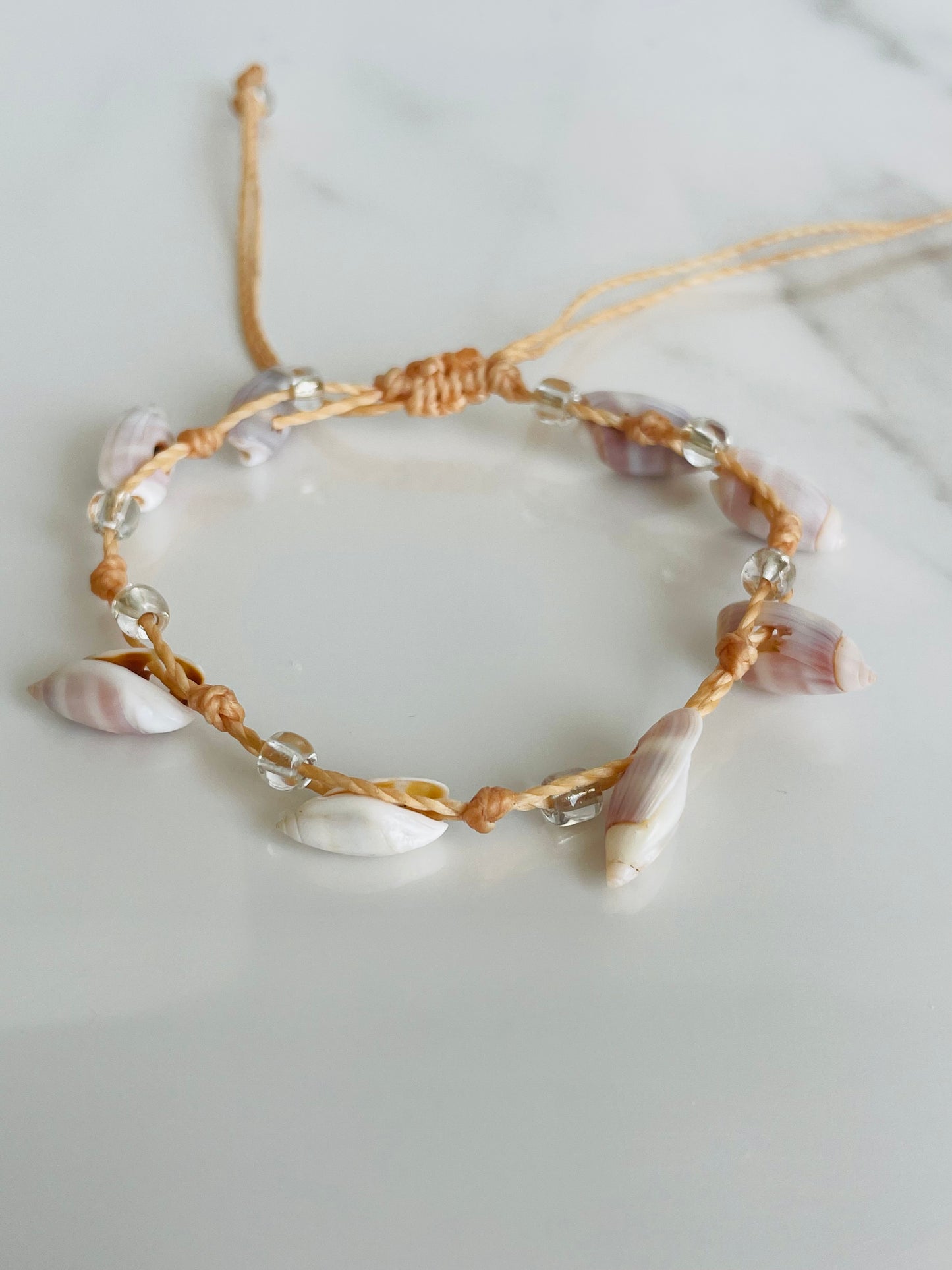 Pulsera hilo conchitas