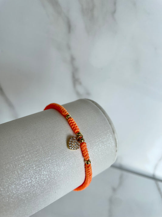 Pulsera tejida naranja, corazón