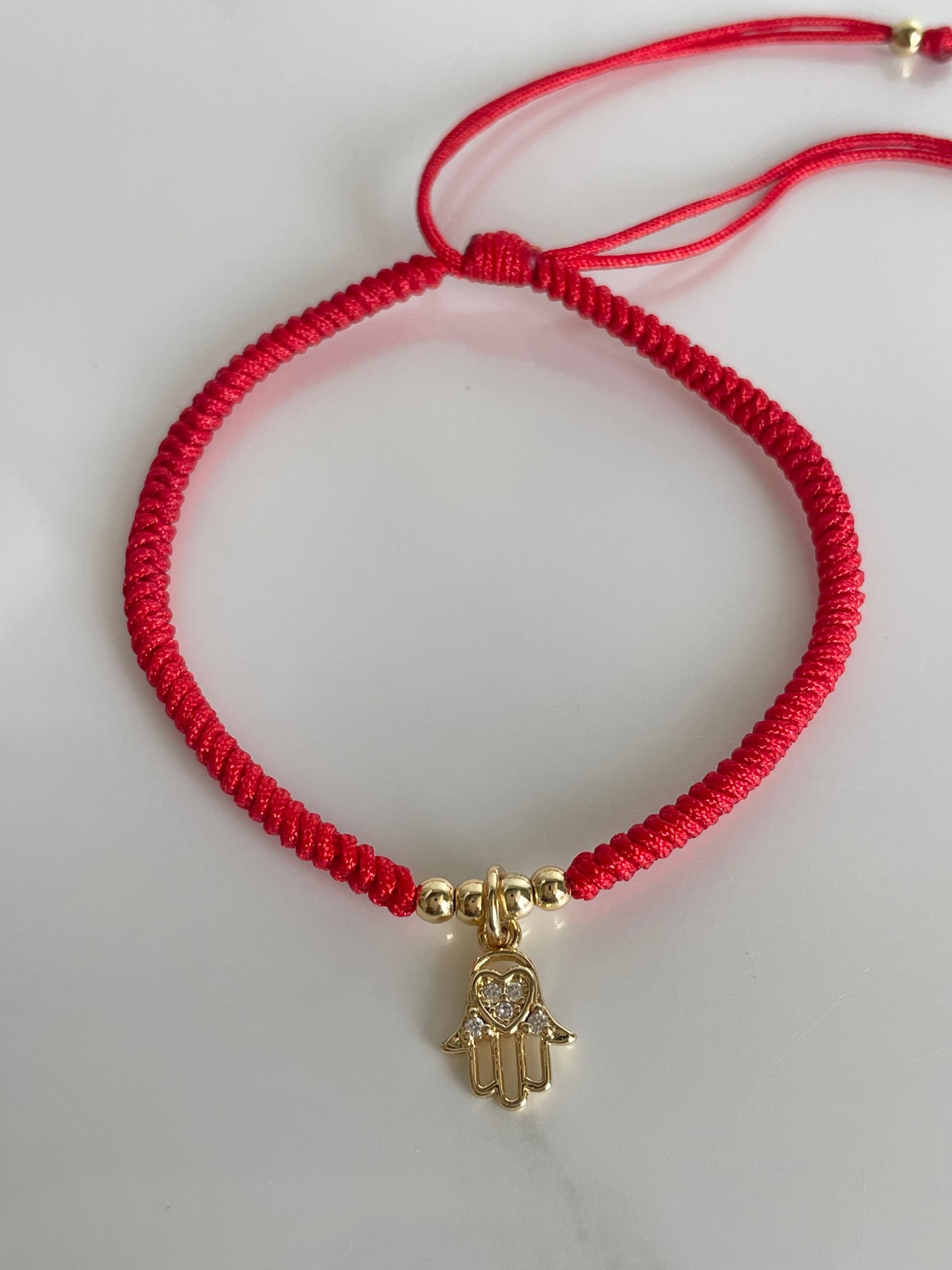 Pulsera tejida roja, hamsa