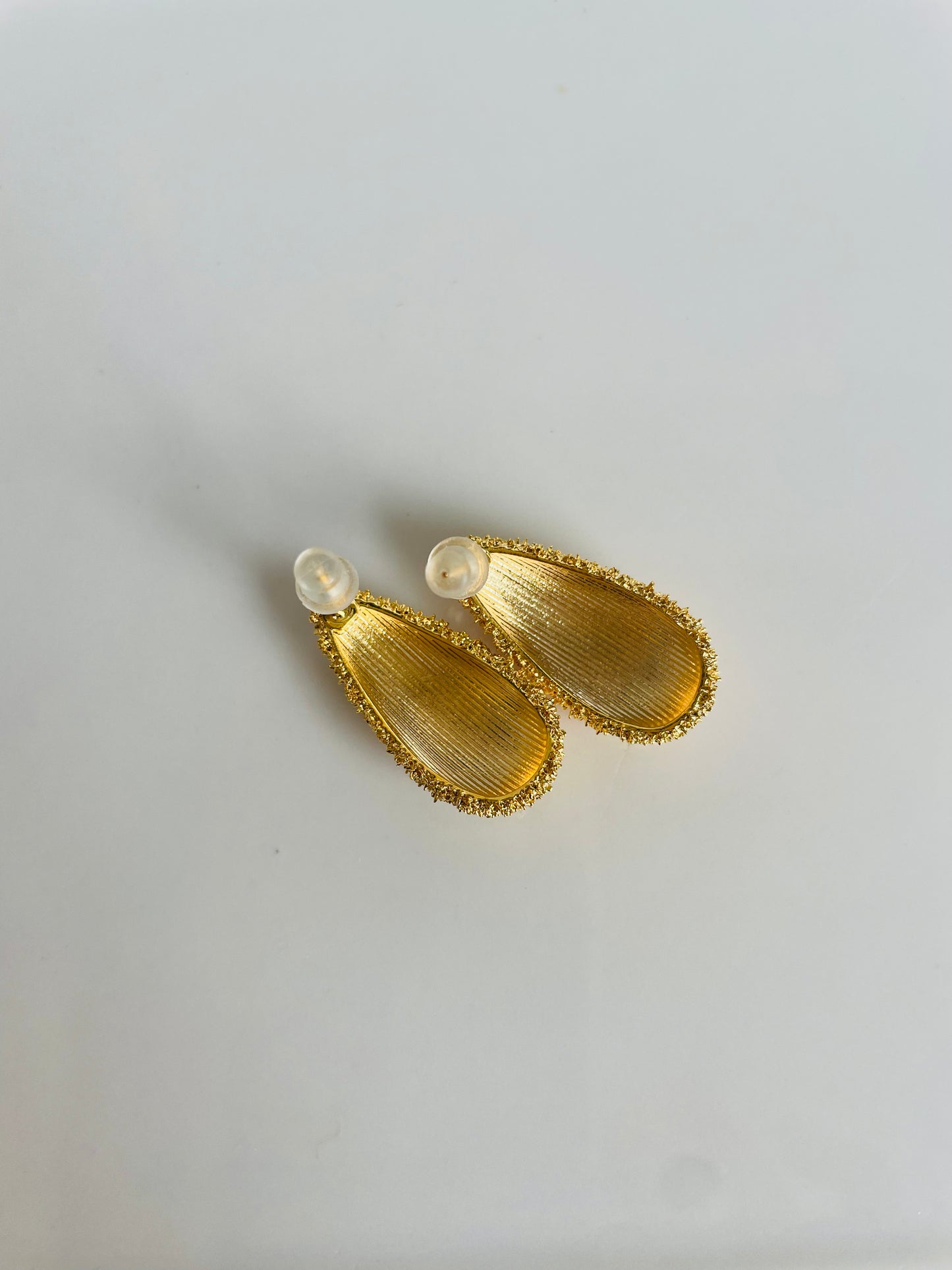 Aretes drop escarchado dorado